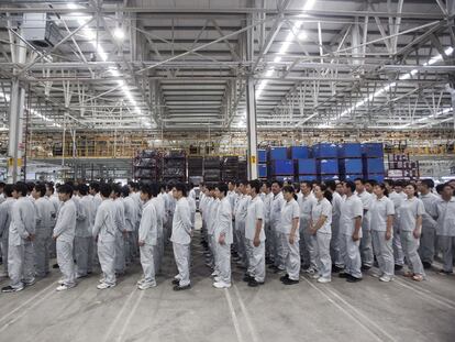 Trabajadores de Nissan, durante la inaguración de una fábrica en Zhengzhou (China).