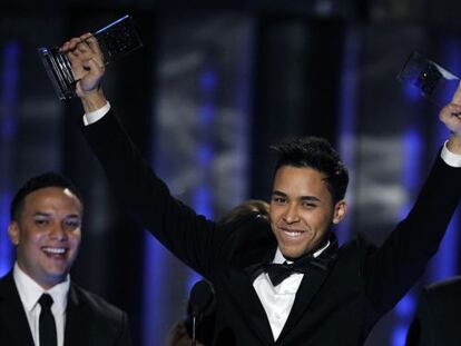 Prince Royce, con dos de los ocho premios ganados en los Billboard 2012. 