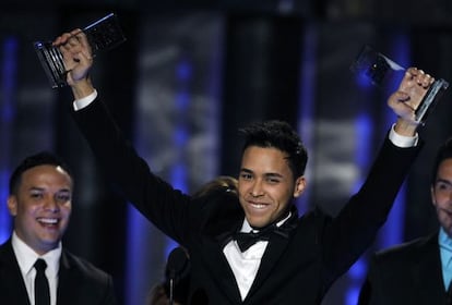 Prince Royce, con dos de los ocho premios ganados en los Billboard 2012. 