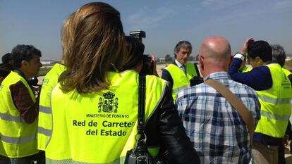 El ministro de Fomento, &Iacute;&ntilde;igo de la Serna, en las obras de la SE-40 de Sevilla.