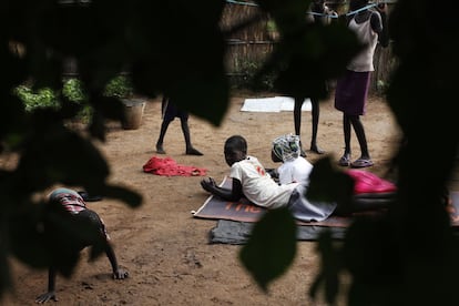 Los niños anuak refugiados en el campo de Gorom intentan llevar una vida lo más cerca posible de la normalidad después de haber sido expulsados de sus tierras en el verano de 2011.