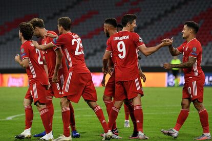 El Bayern celebra el gol de Lewandovski.