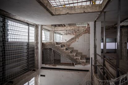 Interior del edificio de la Parroquia de la Paloma, destrozado tras el incidente.