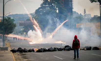 Enfrentamientos entre estudiantes y policía antidisturbios durante una manifestación en Caracas.