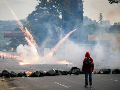 Enfrentamientos entre estudiantes y polic&iacute;a antidisturbios durante una manifestaci&oacute;n en Caracas.