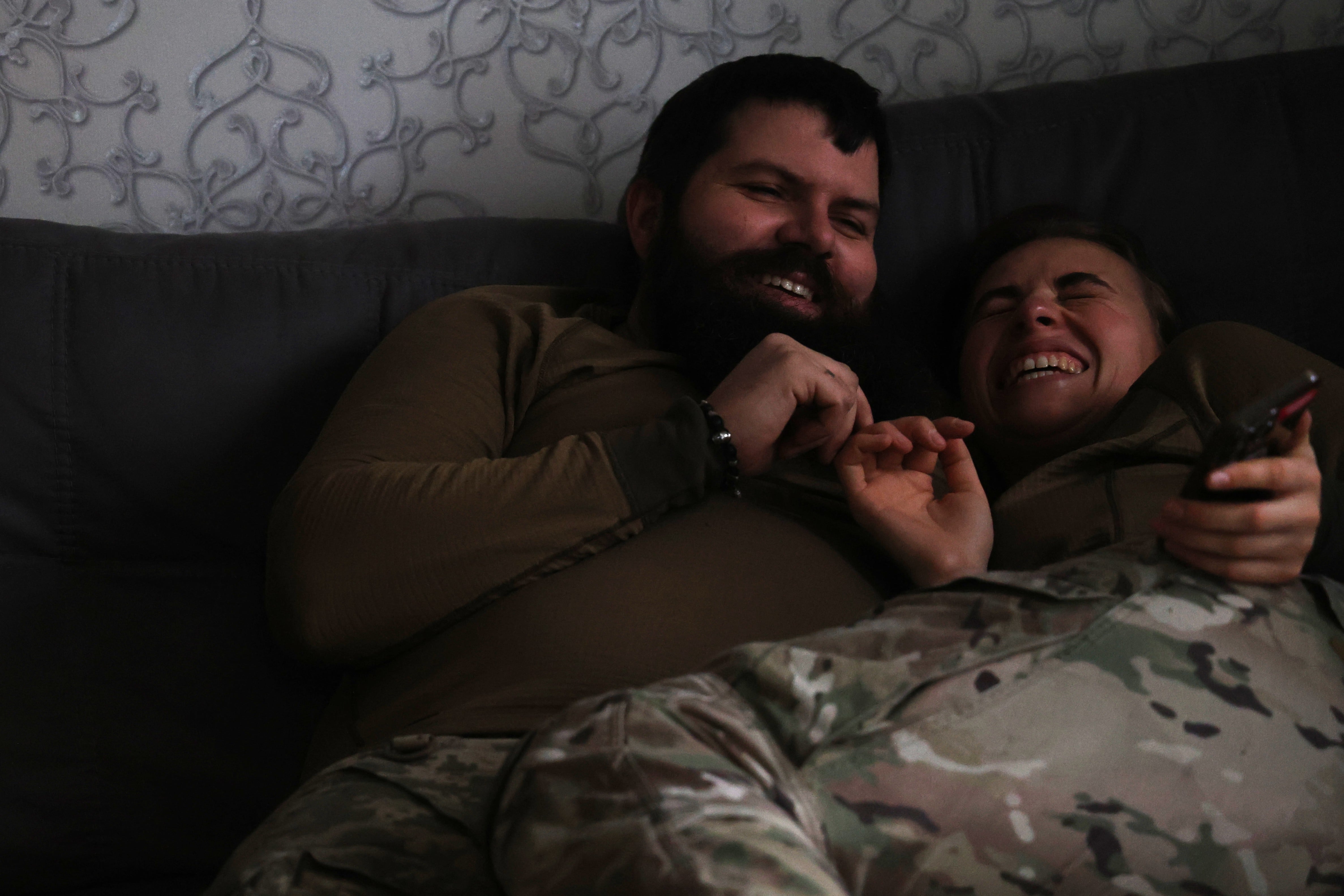 Marina y Andrii en el salón de su casa en Kramatorsk.