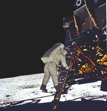 La NASA lanzó a la luna a los astronautas del 'Apollo 11', Neil Armstrong, Edwin ('Buzz') Aldrin y Michael Collins, en julio de 1969. En esta fotografía, el astronauta Aldrin da su primer paso hacia la superficie de la luna.