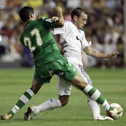 Sneijder, a la derecha, intente controlar un balón frente a Juande.
