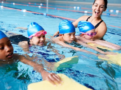 Un grupo de niños reciben una lección de natación en una piscina cubierta, en una foto de archivo.