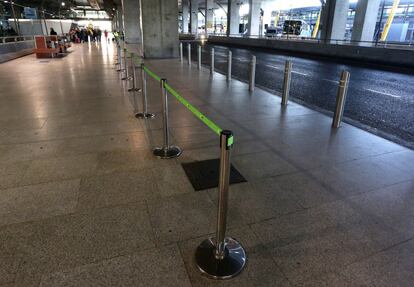 La parada de taxi buida a la terminal 4 de l'aeroport de Barajas.