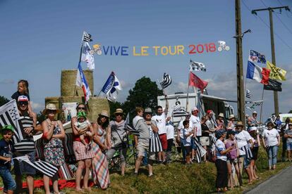 Los espectadores aplauden durante la sexta etapa de la 105ª edición de la carrera ciclista del Tour de Francia, entre Brest y Mur-de-Bretagne Guerledan, oeste de Francia, el 12 de julio de 2018.