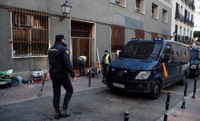 La Policía Nacional ha desalojado en una intervención sin incidentes el edificio que ocupaba desde noviembre de 2018 el colectivo de ultraderecha Hogar Social Madrid, en la calle Cristino de Martos.