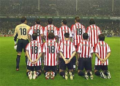 Los jugadores del Athletic posan antes del partido, de espaldas a los fotógrafos, con las camisetas de Gurpegui y Padilla.