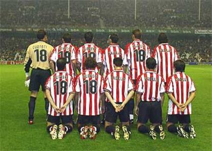 Los jugadores del Athletic posan antes del partido, de espaldas a los fotógrafos, con las camisetas de Gurpegui y Padilla.