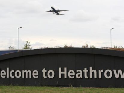 Un avi&oacute;n despega en el aeropuerto londinense de Heathrow.