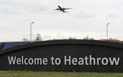 Un avión despega en el aeropuerto londinense de Heathrow.