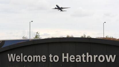 Un avión despega en el aeropuerto londinense de Heathrow.