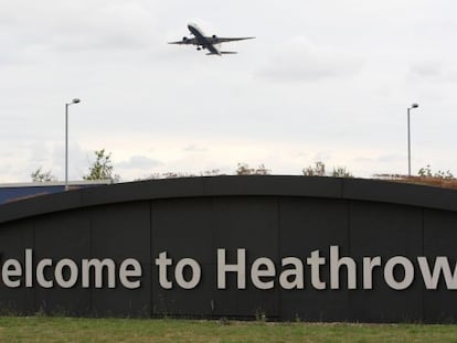 Un avión despega en el aeropuerto londinense de Heathrow.