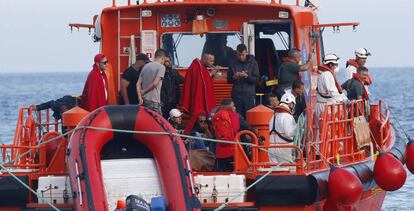 Operación de rescate de Salvamento Marítimo y la Guardia Civil en las costas de Almería.