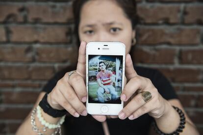 Harrah Kazou, de 27 años, muestra en su teléfono la foto de su marido, al que unos policías mataron a balazos cuando estaba bajo arresto en una comisaría.