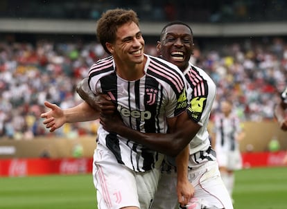 Kenan Yildiz (izquierda) celebra el tercer gol de la Juventus contra el Wydad Casablanca con Randal Kolo Muani.