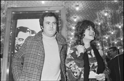 Bernardo Bertolucci y Maria Schneider en el estreno de 'Último tango en París', en 1972 en París.