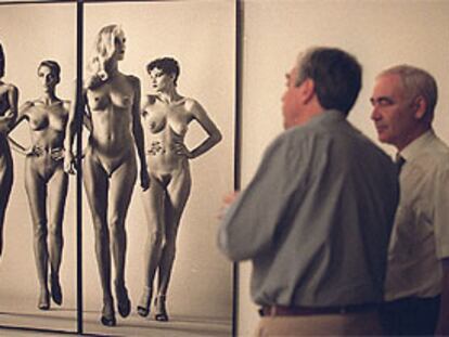 <b></b><i>Ellas vienen (desnudas),</i> de 1981, una de las imágenes de Helmut Newton en la exposición de la Fundación Telefónica.