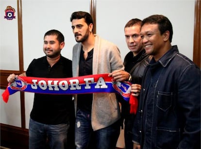 Güiza, en el medio, en su presentación.