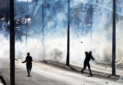 Palestinos lanzan piedras contra tropas israelíes durante protestas en Belén (Palestina).