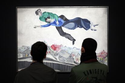 Unos visitantes observan un cuadro en una exposición de pintura de los años veinte en el Museo Pompidou de Paris en 2018.