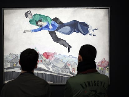 Unos visitantes observan un cuadro en una exposición de pintura de los años veinte en el Museo Pompidou de Paris en 2018.