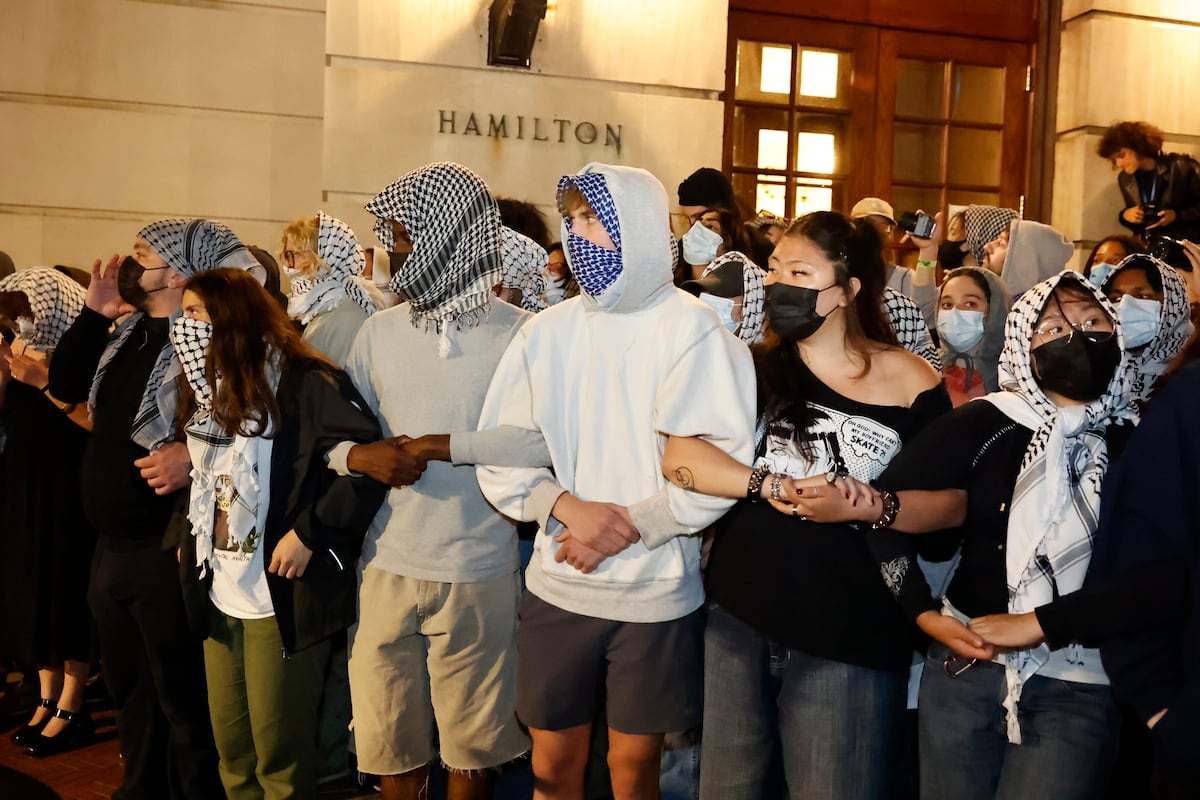 La movilización de los campus escala tras la ocupación de un edificio en Columbia por un grupo de estudiantes | Internacional