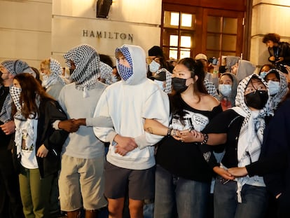 Protesta de estudiantes en el campus de la Universidad de Columbia, en la madrugada de este martes, en Nueva York.