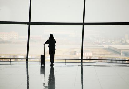 Una pasajera en un aeropuerto.  