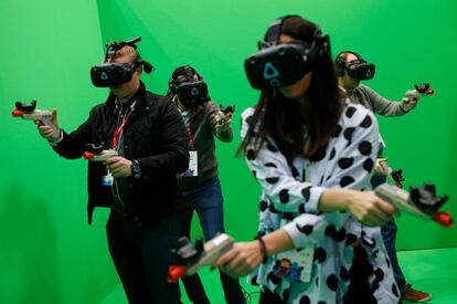 Un grupo de personas prueba las gadas de realidad virtual de HTC durante el Mobile World Congress (MWC) en Barcelona, el 26 de febrero de 2018.