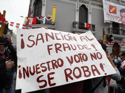 Simpatizantes de Pedro Castillo se manifiestan este lunes en las calles de Lima (Perú).
