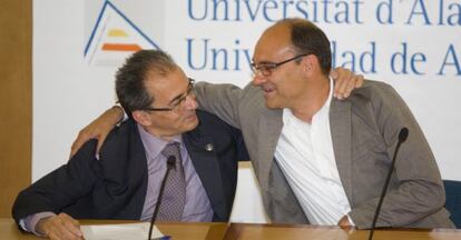 El rector saliente, Ignacio Jiménez Raneda (izquierda), y Manuel Palomar, que le sustituirá, en la Universidad de Alicante.
