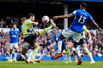 Gundogan marca de espaldas a portería al Everton el pasado domingo.