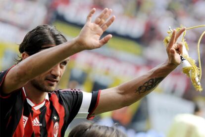 Maldini saluda a los aficionados el día de su retirada del fútbol.