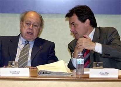 El presidente catalán en funciones, Jordi Pujol, junto al candidato de CiU, Artur Mas, en la reunión de la ejecutiva donde se han analizado los resultados electorales.