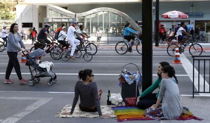 Paulistanos ocupam a avenida.