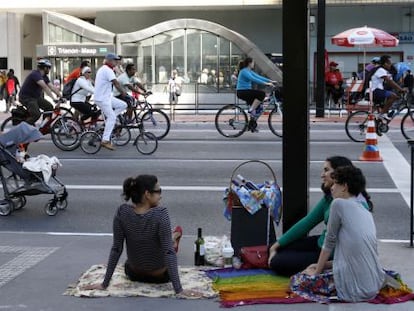 Paulistanos ocupam a avenida.