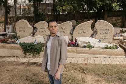 Oran Almog, frente a las tumbas de sus cinco familiares muertos en el atentado de 2003 en el restaurante Maxim, en el cementerio de la ciudad israel?de?Haifa, este lunes.