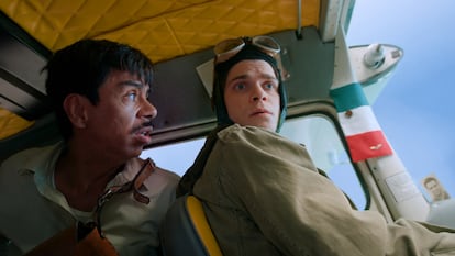 Los actores Héctor Jimenez y Alessio Lapice en una escena de la película 'Un mexicano en la luna' (2024).