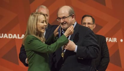 Silvia Lemus, viuda del escritor Carlos Fuentes coloca una medalla como reconocimiento al escritor Salman Rushdie por su participación en la Apertura del Salón Literario de la Feria Internacional del Libro de Guadalajara 2015.