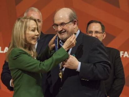 Silvia Lemus, viuda del escritor Carlos Fuentes coloca una medalla como reconocimiento al escritor Salman Rushdie por su participación en la Apertura del Salón Literario de la Feria Internacional del Libro de Guadalajara 2015.