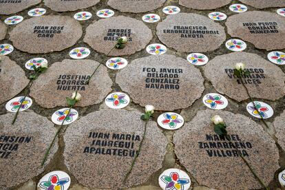 Rosas en un monumento a las víctimas de ETA, en noviembre de 2020 en Vitoria.