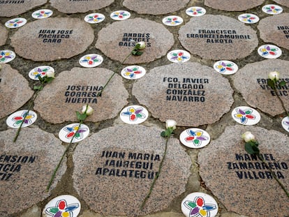 Rosas en un monumento a las víctimas de ETA, en noviembre de 2020 en Vitoria.