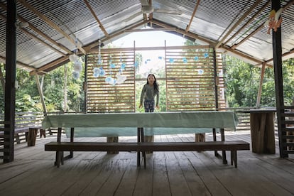 A conscientização realizada pela Rede de Tráfico de Pessoas na Tríplice Fronteira (RETP) não se concentra apenas nas escolas, mas também inclui visitas às comunidades indígenas, nem sempre facilmente acessíveis. Na foto, Juliana Yucuna, de nove anos, brinca na sala de jantar da Comunidade Monilla Amena, no Departamento do Amazonas (Colômbia).