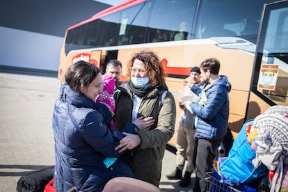 Monica abraza a una joven de etnia gitana, refugiada del este de Ucrania, que está a punto de partir hacia Alemania. “A los gitanos los han expulsado de las estaciones de tren, les han negado ayuda, comida, acomodo, y los han trasladado de un sitio a otro. Muchos han regresado a Polonia”, denuncian los investigadores del Centro de Investigación de la Migración, de la Universidad de Varsovia.